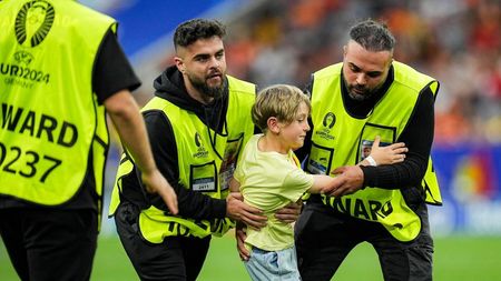 Copilul de nouă ani care a intrat pe teren la meciul România – Olanda, de la EURO 2024, a venit special în țară pentru jocul cu Kosovo: „Era să pierdem avionul!”. EXCLUSIV