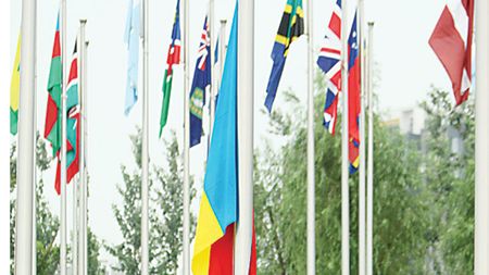 Drapelul României flutură de ieri în Satul Olimpic