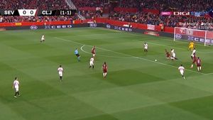 CFR Cluj a cerut penalty încă din startul meciului de la Sevilla! Omrani a căzut în careul spaniolilor, după un duel cu Diego Carlos | FOTO