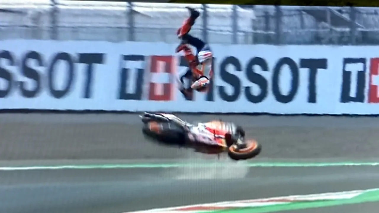Imagini cutremurătoare! Accident grav pentru Marc Marquez în Moto GP şi nu va lua startul în cursa din Indonezia: s-a rostogolit de mai multe ori și a suferit un traumatism cranian | VIDEO