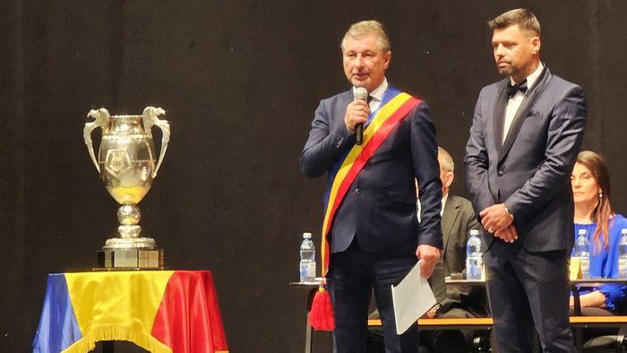 Primarul din Hunedoara ține strâns de Florin Maxim! Răspunsul pentru Hermannstadt și UTA, echipele din prima ligă care doresc antrenorul Corvinului. EXCLUSIV