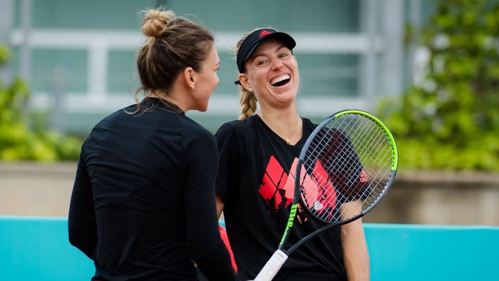 Simona Halep i-a „furat" partenera de antrenament Soranei Cîrstea! Imagini inedite surprinse înaintea debutului la Madrid | GALERIE FOTO