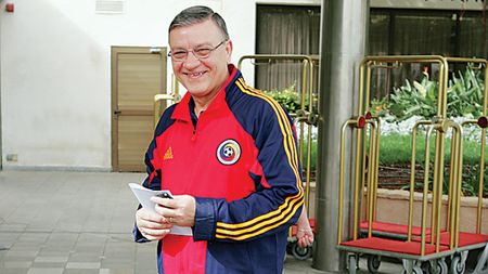 Nașul „îl înțeapă" pe Dragomir