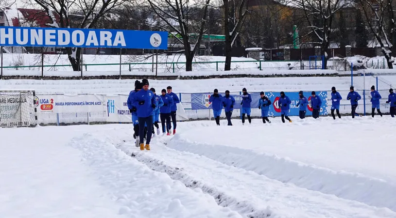 Reunire printre nămeți a Corvinului, cu doar 22 de jucători! Florin Maxim își dorește cel puțin două achiziții: ”Sunt foarte mulţumit de cum au arătat băieţii în sezonul de toamnă”