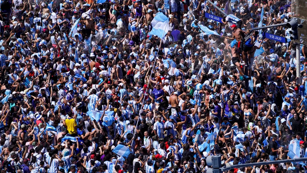 Imagini colosale cu modul în care toată Argentina a ieșit în stradă și petrece după ce Leo Messi a adus al treilea titlu mondial din istorie! | VIDEO
