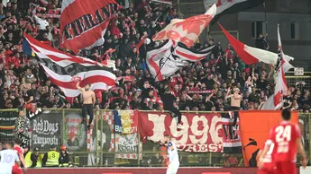 Dinamo a câștigat un nou „ultras” după revenirea în Superliga! Vedeta care i-a uimit pe fani la baraj: „Merită toate mulțumurile din lume!” | EXCLUSIV
