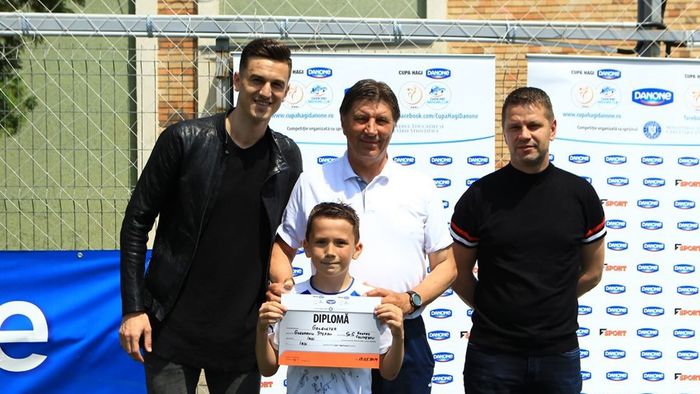 Flavius Stoican și Florin Gardoș susțin dezvoltarea fotbalului românesc. Puștii de la școala din Iași "Vasila Conta" s-au calificat la Turneul Final din cadrul Cupei Hagi Danone