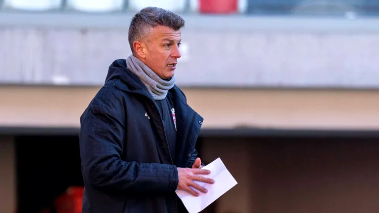 Ovidiu Burcă ratează duelul cu Flavius Stoican. Antrenorul de la Sepsi OSK e suspendat pentru meciul cu ACSM Reșița, care îi poate aduce calificarea matematică în play-off: ”Este o experiență nouă pentru mine”