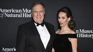 Milionarul de 72 de ani nu mai are nicio jenă şi se afişează peste tot cu iubita lui care are 24 de ani