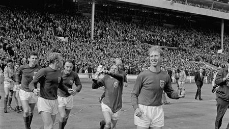 În ziua în care englezii își iau adio de la Sir Bobby Charlton, unul dintre liderii „Generației de Aur” a tras concluzia: „L-am cunoscut și eu, dar tata mi-a spus că a fost cel mai bun din istorie!” | EXCLUSIV