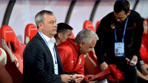 Rednic-show după un meci anost. Antrenorul susține că vor sosi doi jucători la Dinamo, îl ține în joc de glezne pe Dănciulescu și comentează debutul Ligii 1 după o lună de pauză: "Noi suntem mai șmecheri"