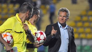 SCENĂ‚ INCREDIBILĂ‚ trăită de Boloni la PAOK!** A fost eliminat după ce a vrut să facă pipi pe teren VIDEO 