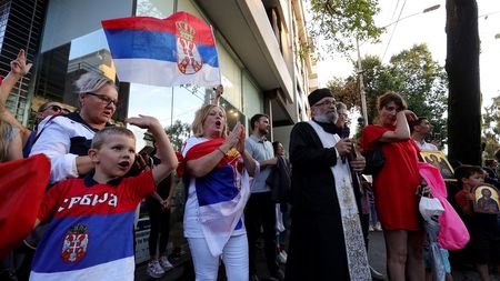 Biserica Ortodoxă intervine în cazul lui Novak Djokovic: „Mult iubite Nole, ne rugăm pentru tine!" Un preot a ținut slujba în fața hotelului în care e închis sârbul | VIDEO