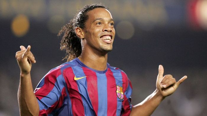 EXCLUSIV | Românul care i-a făcut marcaj om la om lui Ronaldinho și auzea doar replica antrenorului: "Uită-te la minge, nu la el, că altfel îți face o fentă de vii lângă mine pe bancă". Cum s-a descurcat