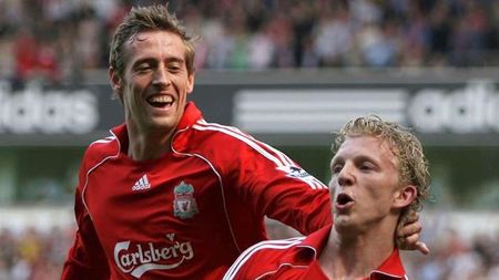 Peter Crouch, la un pas să-i încheie cariera unui coleg chiar înaintea finalei Ligii: "Mi-au cedat frânele. În fața mea erau Kuyt și Xabi Alonso, m-am întrebat "care e mai valoros?" și am virat spre celălalt. Rafa Benitez s-a gândit că sunt un adevărat idiot"