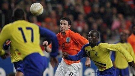 Van Basten nu cedează în „cazul" Van Bommel