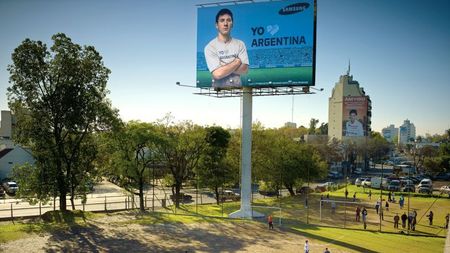 Povara de a te numi Messi în Argentina. "Nu doar că joacă la Mondial, dar joacă în Brazilia din postura de argentinian. Tricoul său cântărește 10 tone"