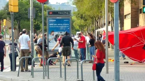 Scandalos | Două femei care susțineau naționala Spaniei, agresate la Barcelona de mai mulți bărbați mascați