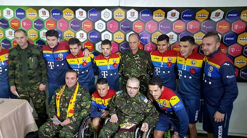FOTO | Moment emoționant pregătit de „tricolori!” Jucătorii lui Daum s-au pozat și au acordat autografe mai multor soldați care au fost răninți în Irak și Afganistan. Doi fotbaliști au fost menajați