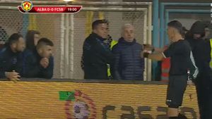"Secundul" lui Dică și membrii staff-ului, alungați de pe teren de arbitrul Comănescu. Ce s-a întâmplat în minutul 20