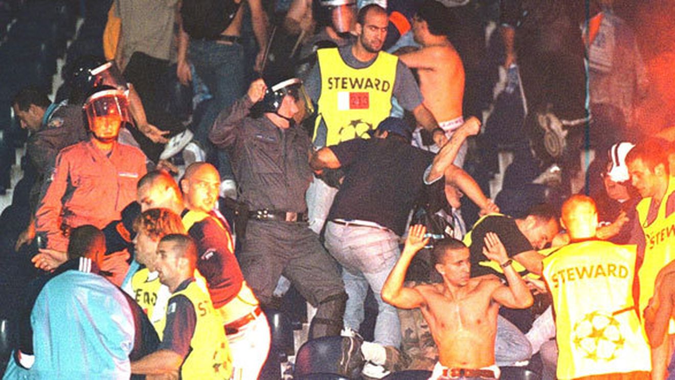 Au și ei uscăturilor lor!** 11 fani ai echipei Olympique Marseille, care ai fost la meciul cu Limassol, arestați pentru că au furat țigări și parfumuri