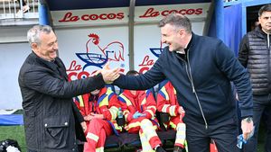 Mircea Rednic a făcut show după Petrolul - UTA 1-1: „Mai încearcă unii să bage câte o strâmbă!” Nu își lasă fotbalistul să plece la Rapid: „Mă țin de picioarele lui!”