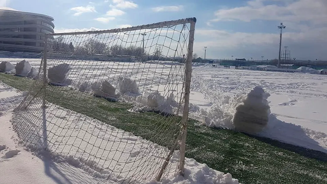 La Târgu Jiu s-a întors iarna geroasă!** FOTO | Cum arată gazonul unde se joacă Pandurii - Petrolul, cu două ore înainte de fluierul de start