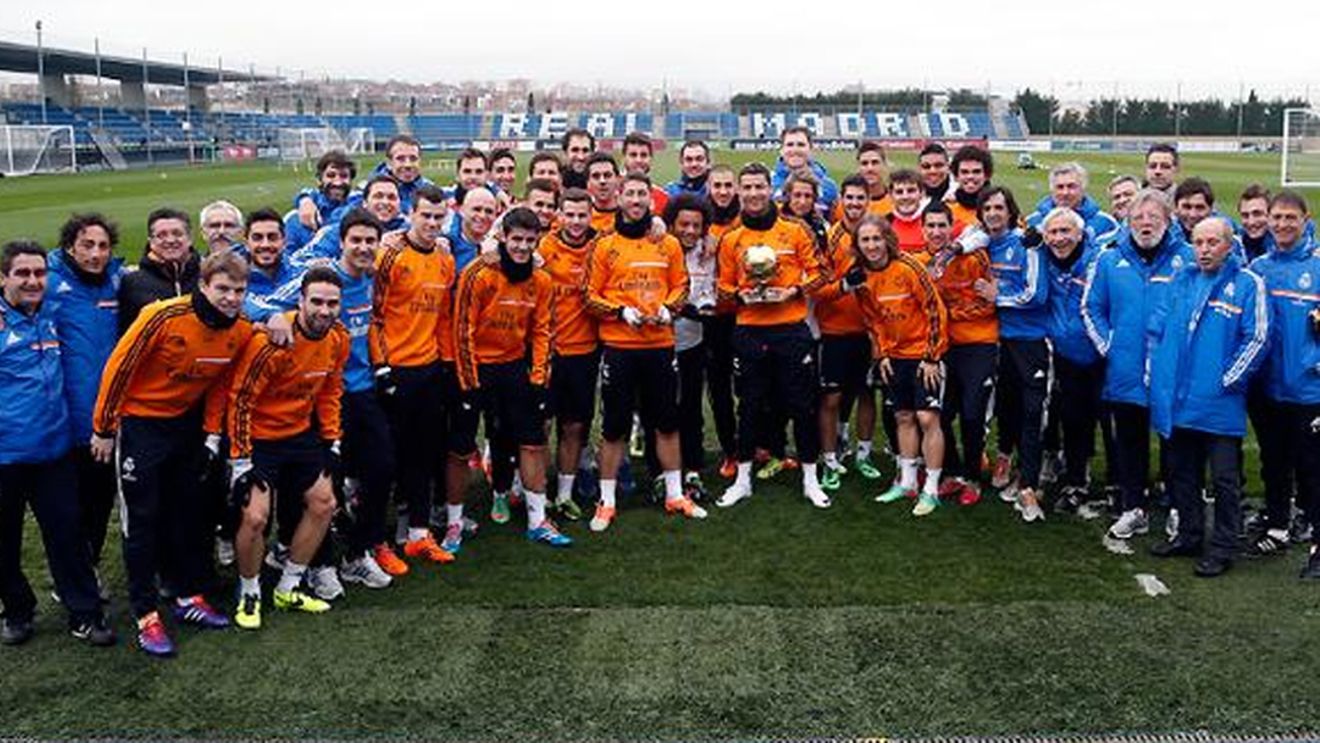 Ronaldo a dus "Balonul de Aur" la Madrid. FOTO - Cum a fost primit de coechipieri
