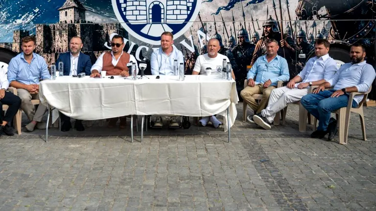 Prea mergeau bine lucrurile, trebuia schimbat ceva. Cetatea Suceava l-a înlăturat pe omul care a înființat clubul și a angajat ”ținta ironiilor” fanilor. Ciprian Anton chiar știe cum e perceput: ”Nu mă voi ocupa de administrarea fondurilor”
