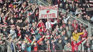 "Cum am devenit spectator" VS "Mai multe garduri, mai puține steaguri!"** Două opinii contra și pentru fenomenul "ultras"