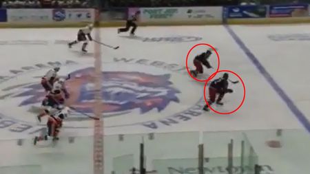 VIDEO Ingeniozitate sau nebunie? Un portar s-a panicat când 2 adversari au scăpat pe contraatac și a recurs la un gest incredibil