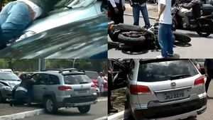 Scene de groaza pe sosea! VIDEO - Femeia care s-a urcat pe un motociclist cu SUV-ul