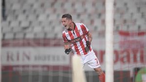 "Te bat ca pe preșuri!". FOTO | Filip, luat la rost de un fan, pe aeroport, la plecarea spre Cipru