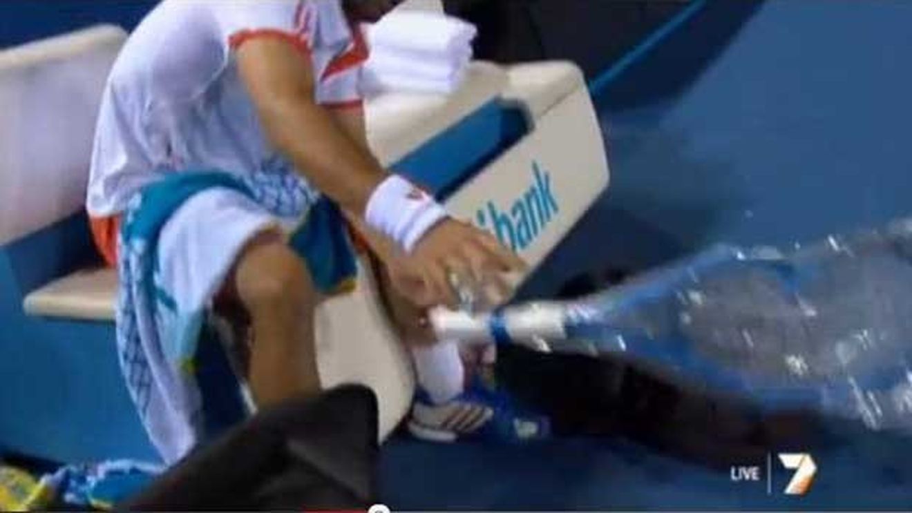 VIDEO SENZAȚIONAL Și-a pierdut mințile pe teren!** Spectatorii de la Australian Open au fost șocați de un fost finalist: a distrus 4 rachete în câteva secunde