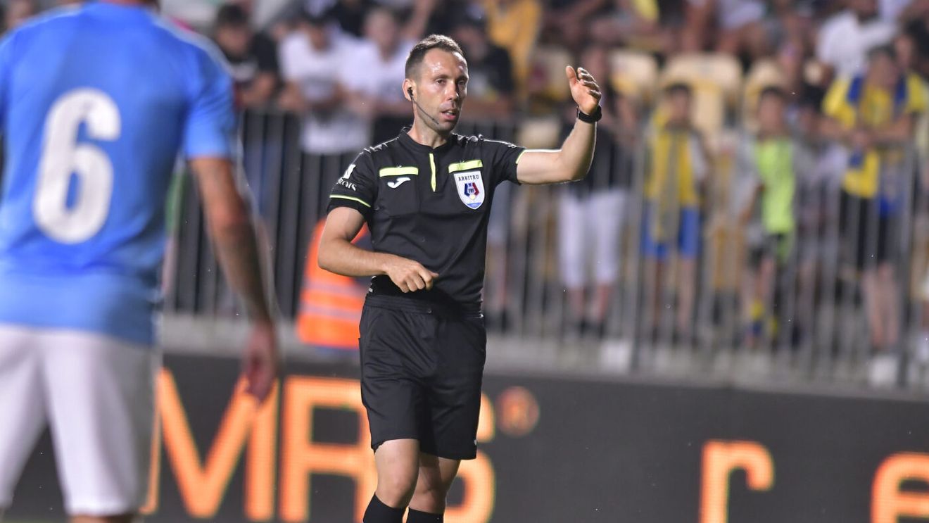 Continuă scandalul după Steaua - Dinamo! Arbitrii au intrat pe teren fără sistemul de comunicare, „câinii" reacționează: „Le-a influențat prestația!" | EXCLUSIV