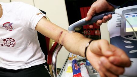 Coman vrea, mâna nu-l lasă!** "Robocop" va încerca să joace în meciul cu Legia