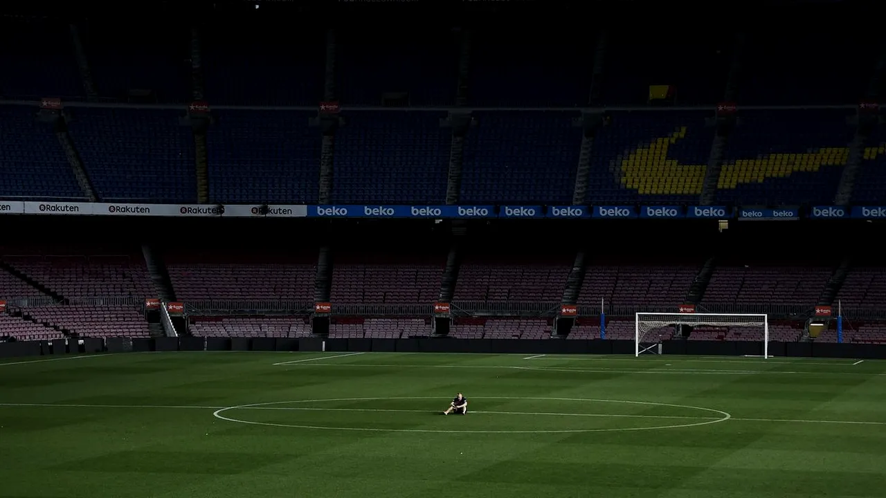 FOTO | Iniesta a rămas singur pe Camp Nou în toiul nopții și a rememorat cei 22 de ani petrecuți la club. Discursul mijlocașului de legendă, la ultimul meci pentru Barcelona: 