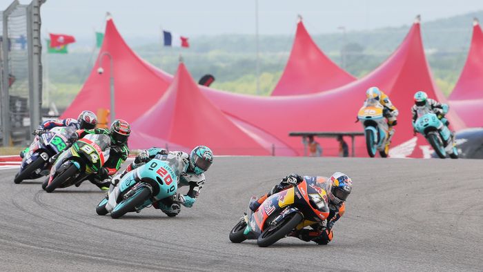 Performanță uluitoare la Moto3! Brad Binder a câștigat cursa de la Jerez deși a plecat de pe locul 36 în grilă