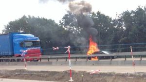 FOTO: Ce se întâmplă când un Lamborghini Gallardo ia foc! Șoseaua de centură a Londrei, blocată pentru mai bine de două ore