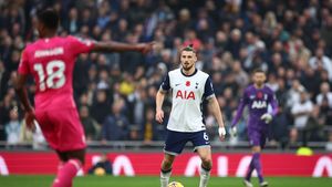 Colegii lui Radu Drăgușin s-au săturat de gafele românului! Ce fotbalist al lui Postecoglou l-a certat direct pe gazon