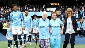 VIDEO | Surorile Vera și Olga au împreună 200 de ani, dar fotbalul le menține în formă maximă! Moment impresionant pe Ettihad: cele mai bătrâne fane ale lui Manchester City au însoțit pe gazon jucătorii lui Pep Guardiola 