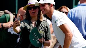 Îşi smulge părul de ciudă! A câştigat 120.000 de euro, dar pentru că e student şi amator nu are voie să ia decât 12.000 de euro din ei