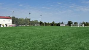 „Minunea de la Chicerea”! Un fost mare fotbalist ieșean și-a văzut visul cu ochii și a inaugurat propria bază sportivă, într-un sat din apropiere de Iași. Fiul său, medic de profesie, a făcut un gest nebunesc pentru a finaliza investiția de peste 300.000 de euro. SPECIAL