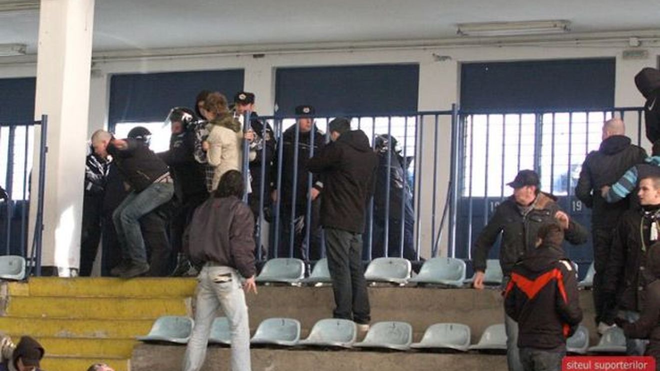 Suporterii Stelei au fost "gazați" în patinoarul Mihai Flamaropol!