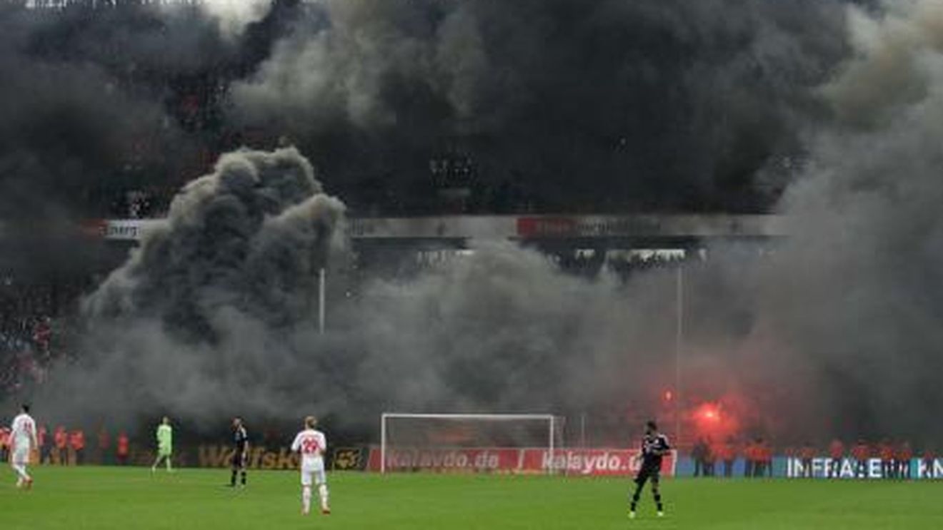 FOTO "Țapii" i-au arătat lui Podolski ce înseamnă iadul!** Koln a retrogradat, fanii au 'dezmembrat' stadionul!