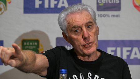 Antrenorul lui Ngezana, acuzat de rasism împotriva unui coechipier al fotbalistului de la FCSB: „Interpretare greşită!”