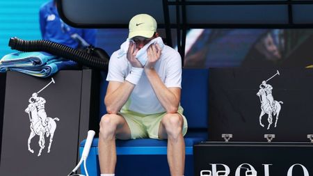 Jannik Sinner a început să tremure pe teren și spectatorii s-au speriat: „Nu mă pot mișca în stânga”. De ce a pățit asta