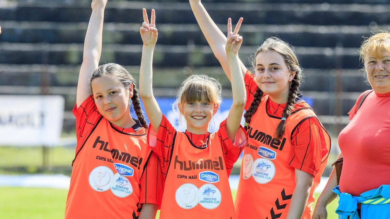 Premieră în cadrul Cupei Hagi Danone: prima ediție cu meciuri dedicate echipelor de fete. Craiova va fi gazda ultimei etape a competiției care îi trimite pe juniori la întâlnirea cu Zidane de la New York