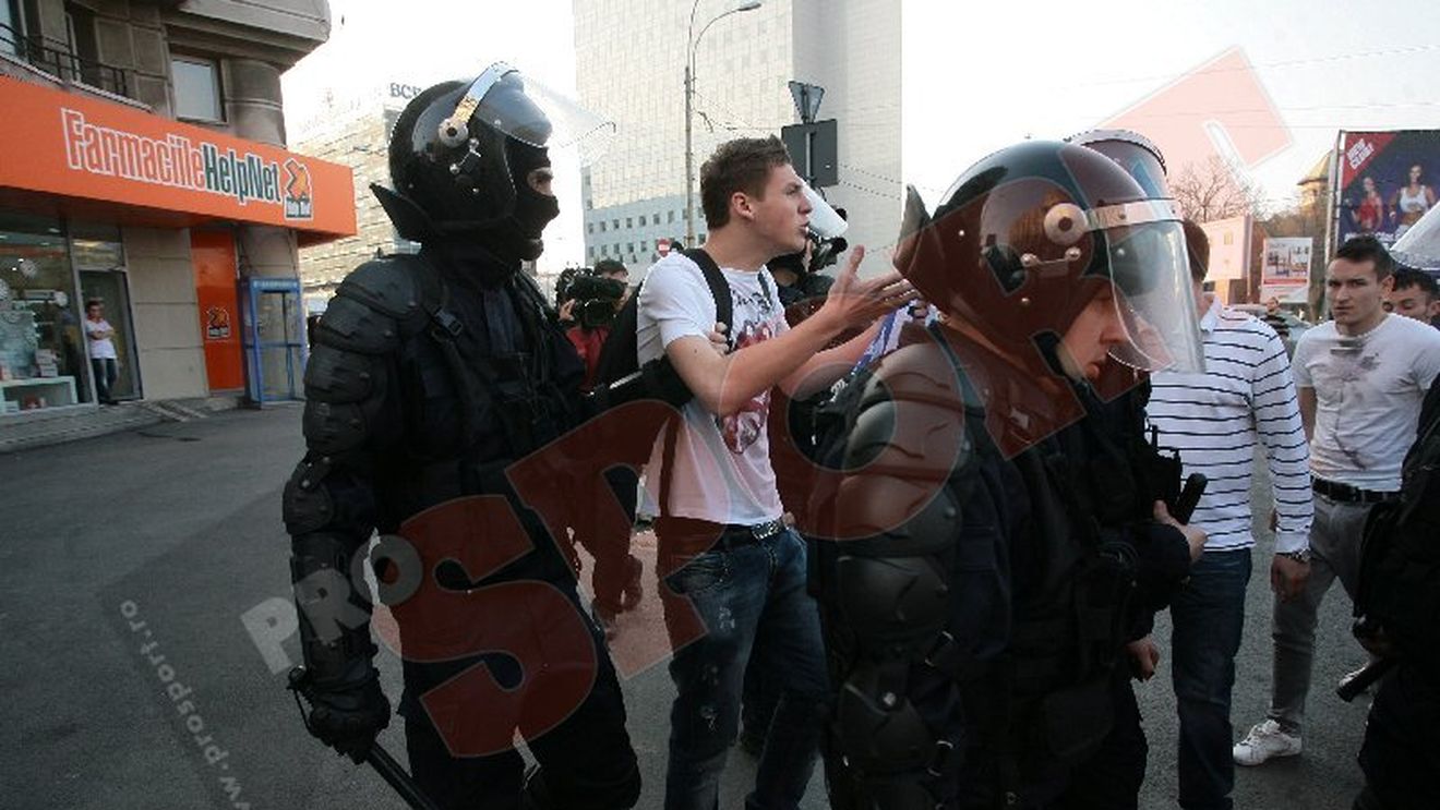 "Sandu și Dragomir la ospiciu, Mititelu femeia lor de serviciu"** 37 de persoane reținute la mitingul din Victoriei