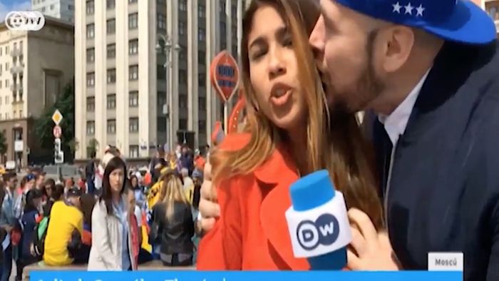 VIDEO | Nu s-a putut abține. O reporteră columbiană a avut parte de un moment stânjenitor la Saransk, înaintea meciului cu Japonia. Imaginile au ajuns virale pe internet: "Josnic"